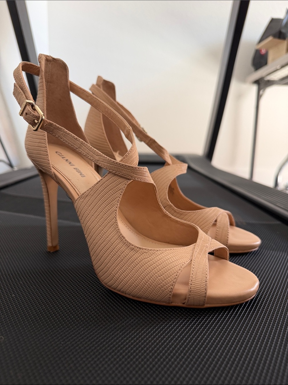 Super sexy Gianni bini Nude Strappy High Heel Sandals size 9 great condition